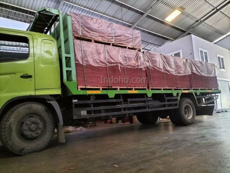 Pengiriman triplek phenolic film face PT Indoho Semarang ke proyek konstruksi