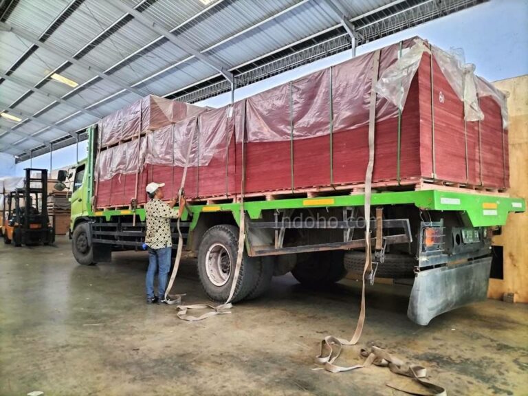 Proses pengiriman plywood film face menggunakan truk distribusi dari gudang