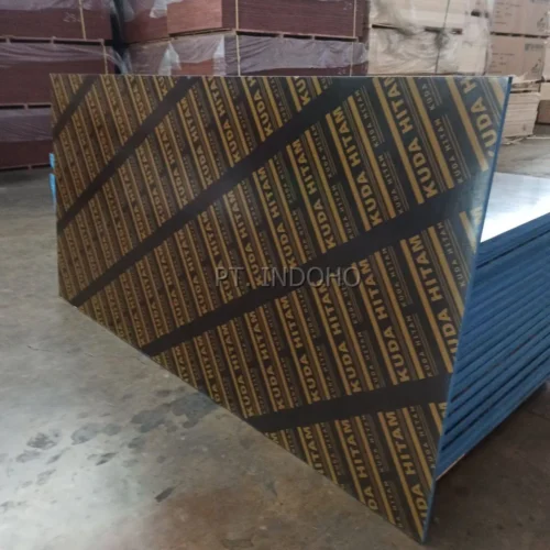 Plywood phenolic film face merk Kuda Hitam untuk kebutuhan bekisting beton